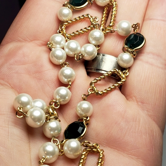 Pearl necklace with green accent stoned - Picture 3 of 4
